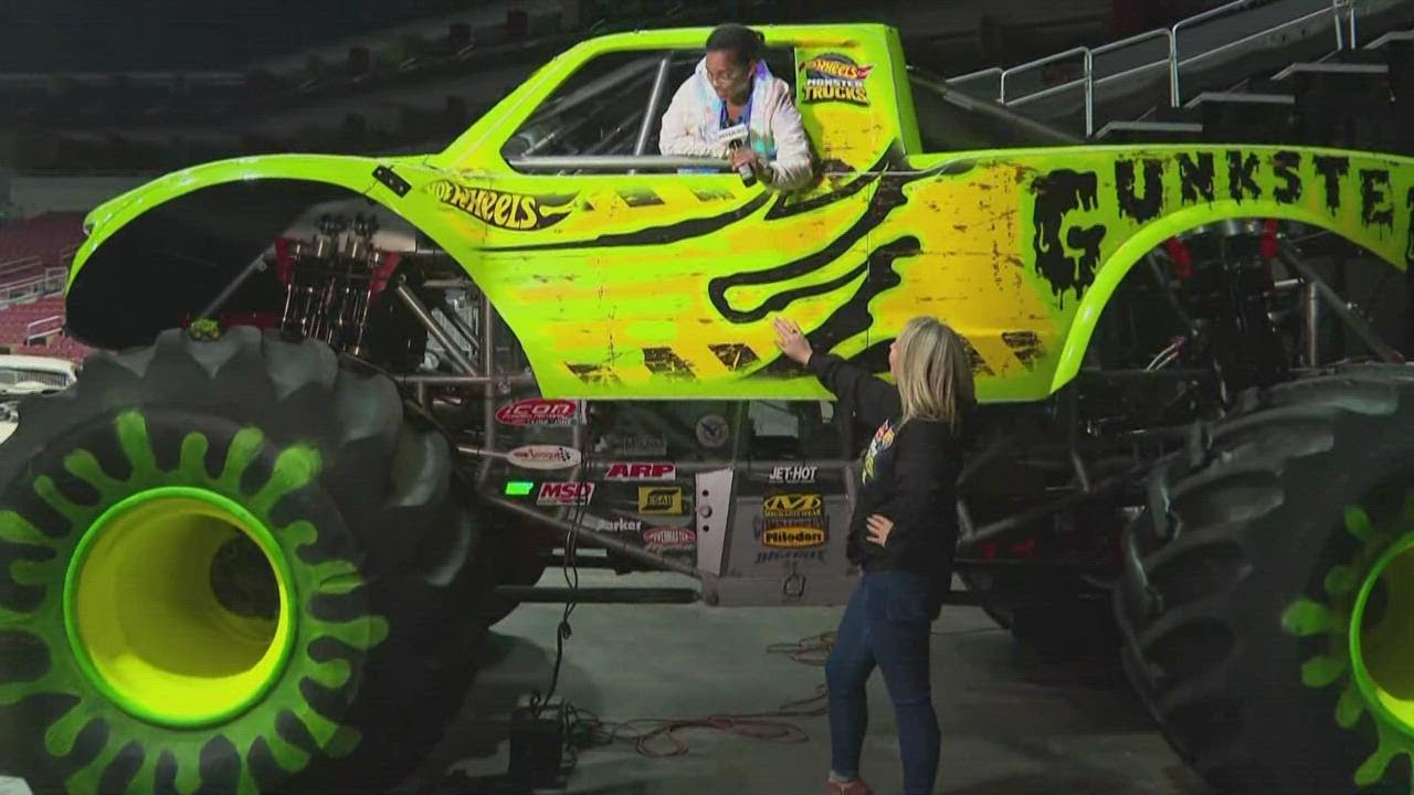 Hot Wheels Monster Trucks LIVE! Glow Party