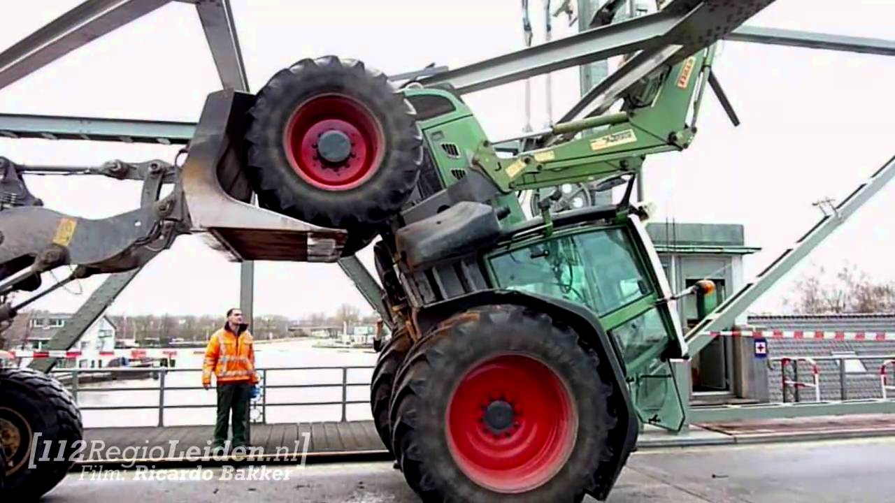 Tractor vast op hefbrug Alphen aan den Rijn YouTube