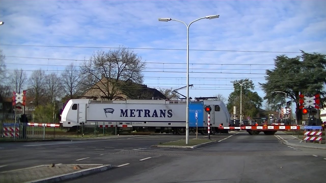 Spoorwegovergang Dieren // Dutch railroad crossing