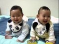 双子の赤ちゃん♪視線の先はパパ~