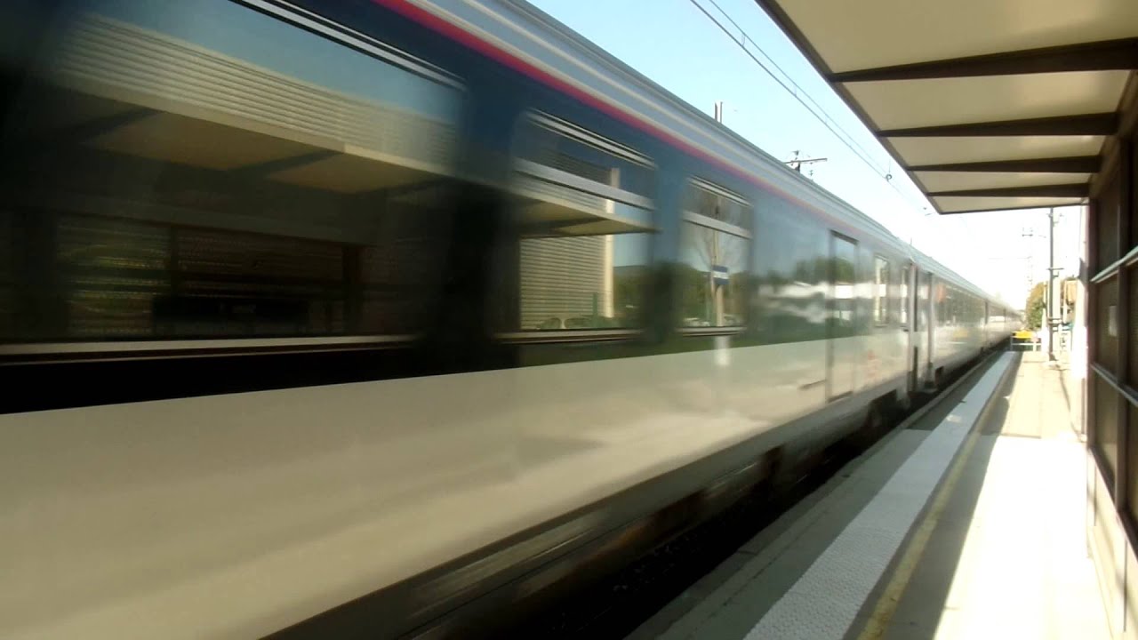 Passage d un train à la halte (gare) de LABEGE INNOPOLE  31 HAUTE GARONNE