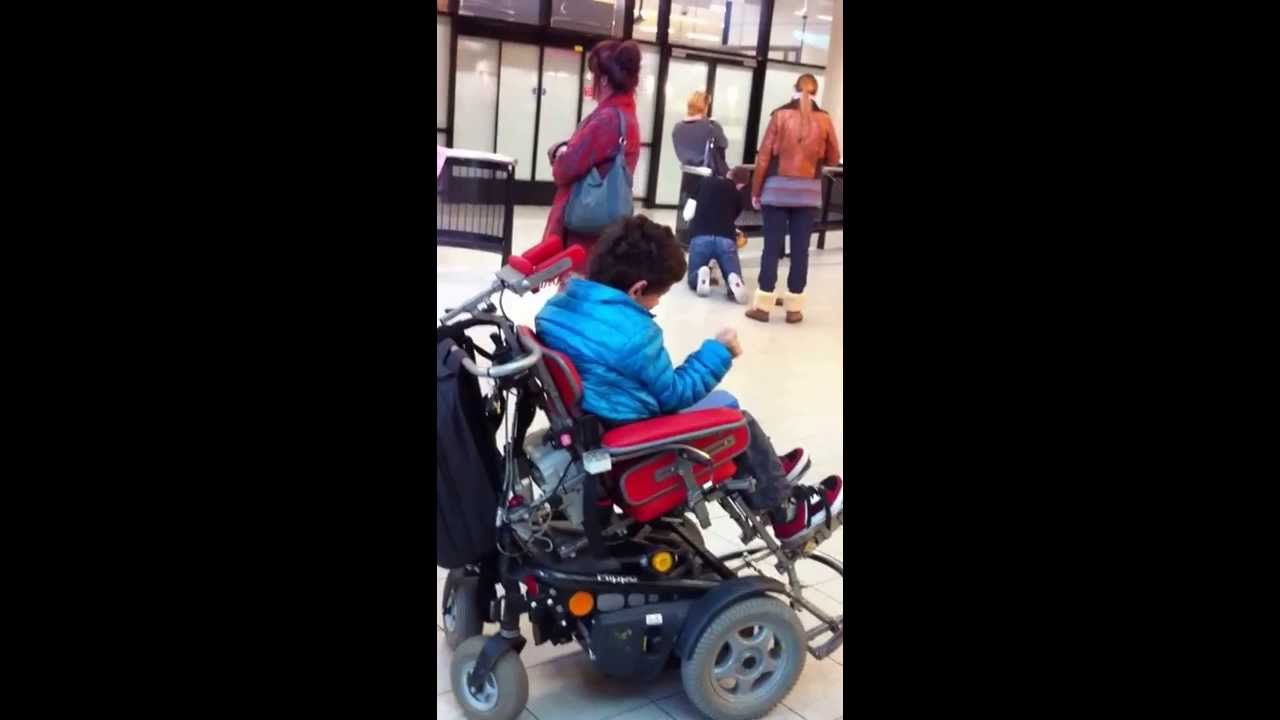 Spastisch kind rijdt in zijn Adremo op Schiphol