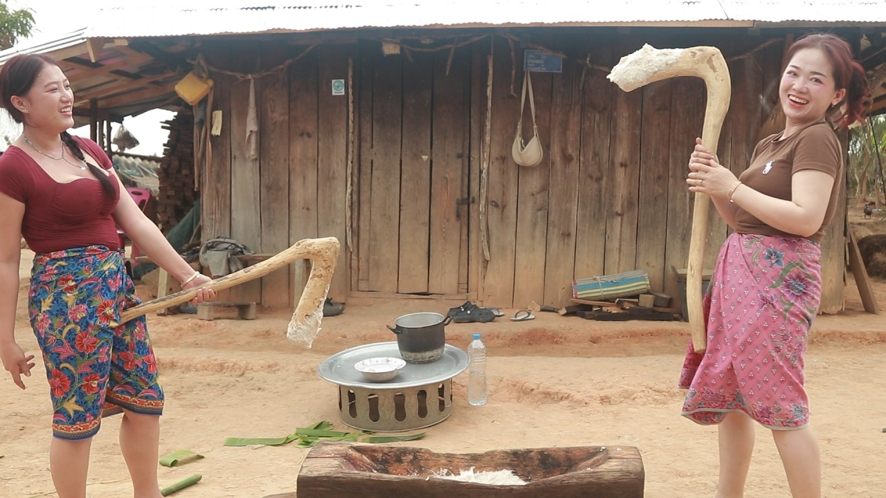 Maivkawm & xiavaj tuav ncuav  ทำขนมข้าวเปี๊ยะของชาวม้ง make hmong traditional Pizza Cake