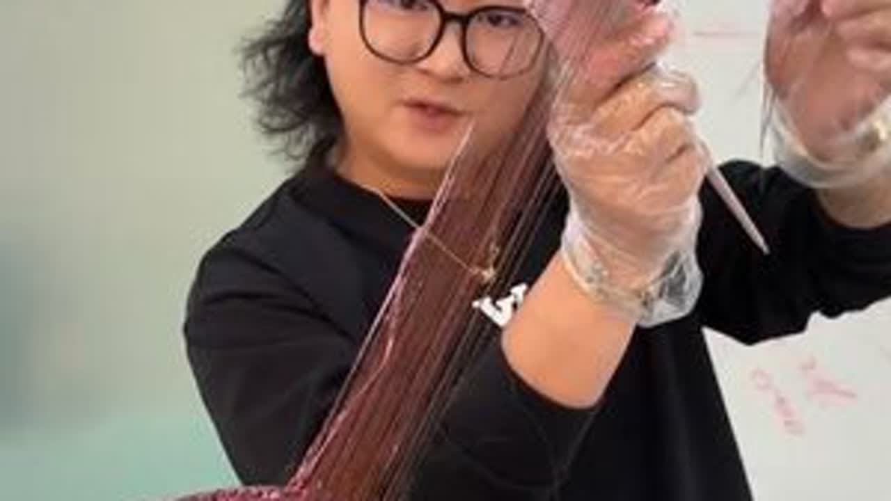 黑粗硬多的发质如何染出浅透雾 三个秘诀：1.药剂强度2.涂抹方式3.停放时间