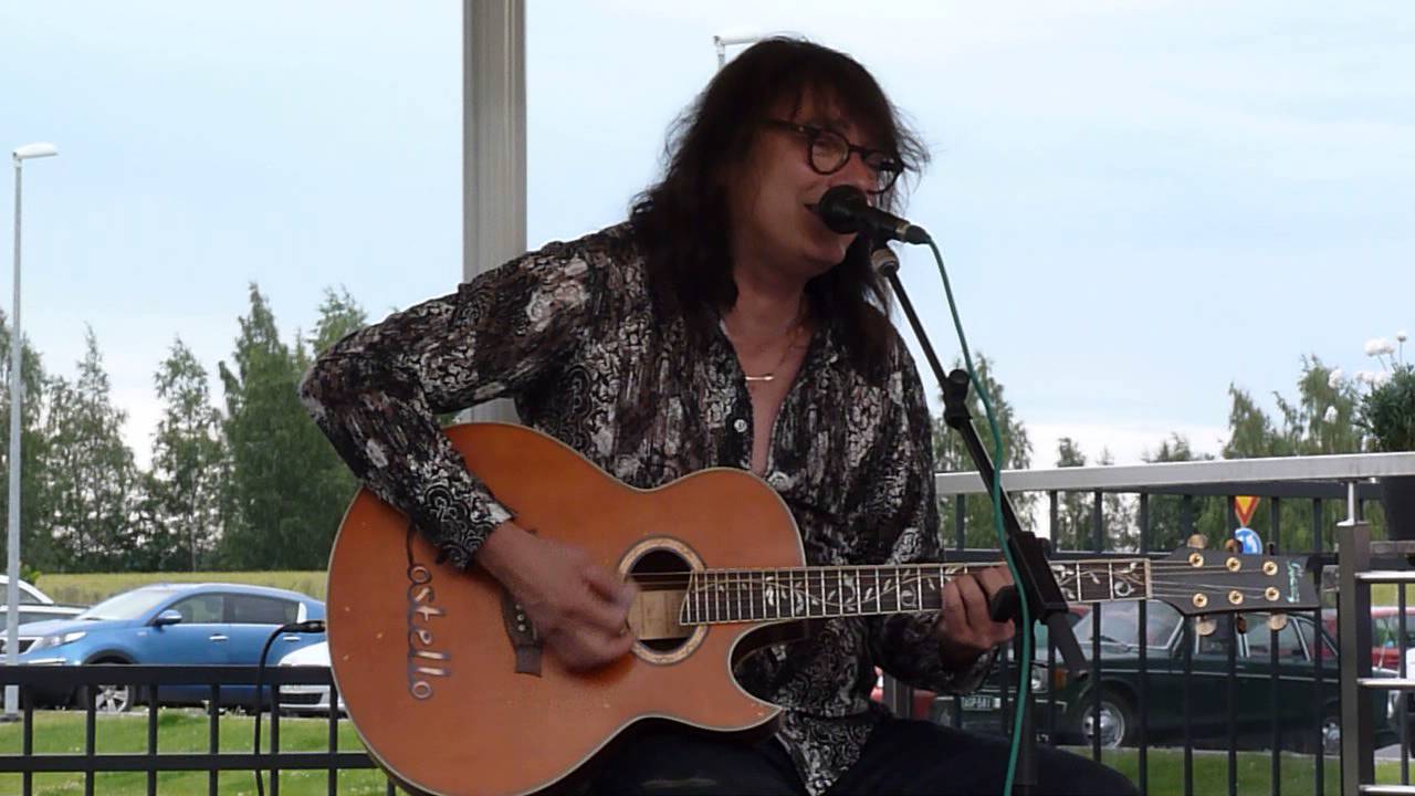 Costello Hautamäki: Anna mulle piiskaa