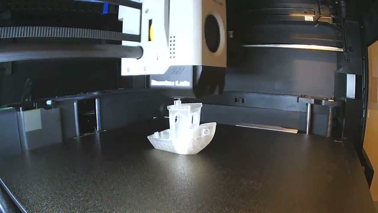 3D Printing a test benchy in transparent PETG
