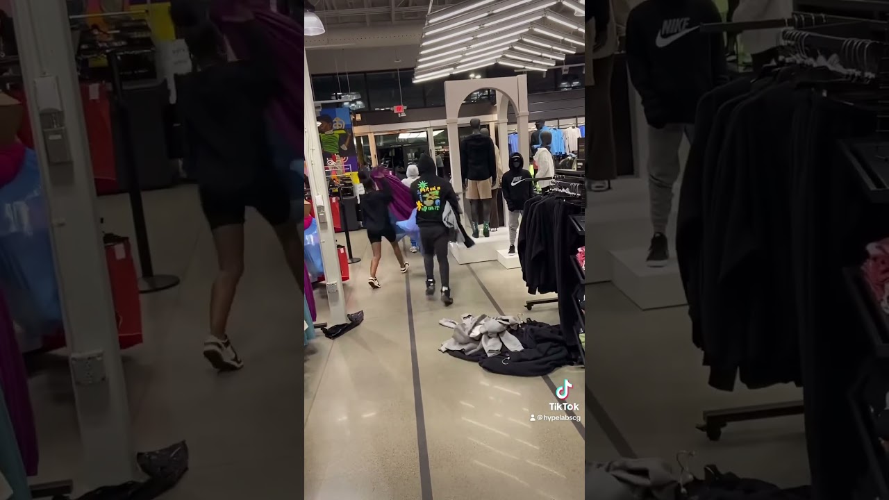 GROUP STEALS FROM NIKE CLEARANCE OUTLET😂😭 