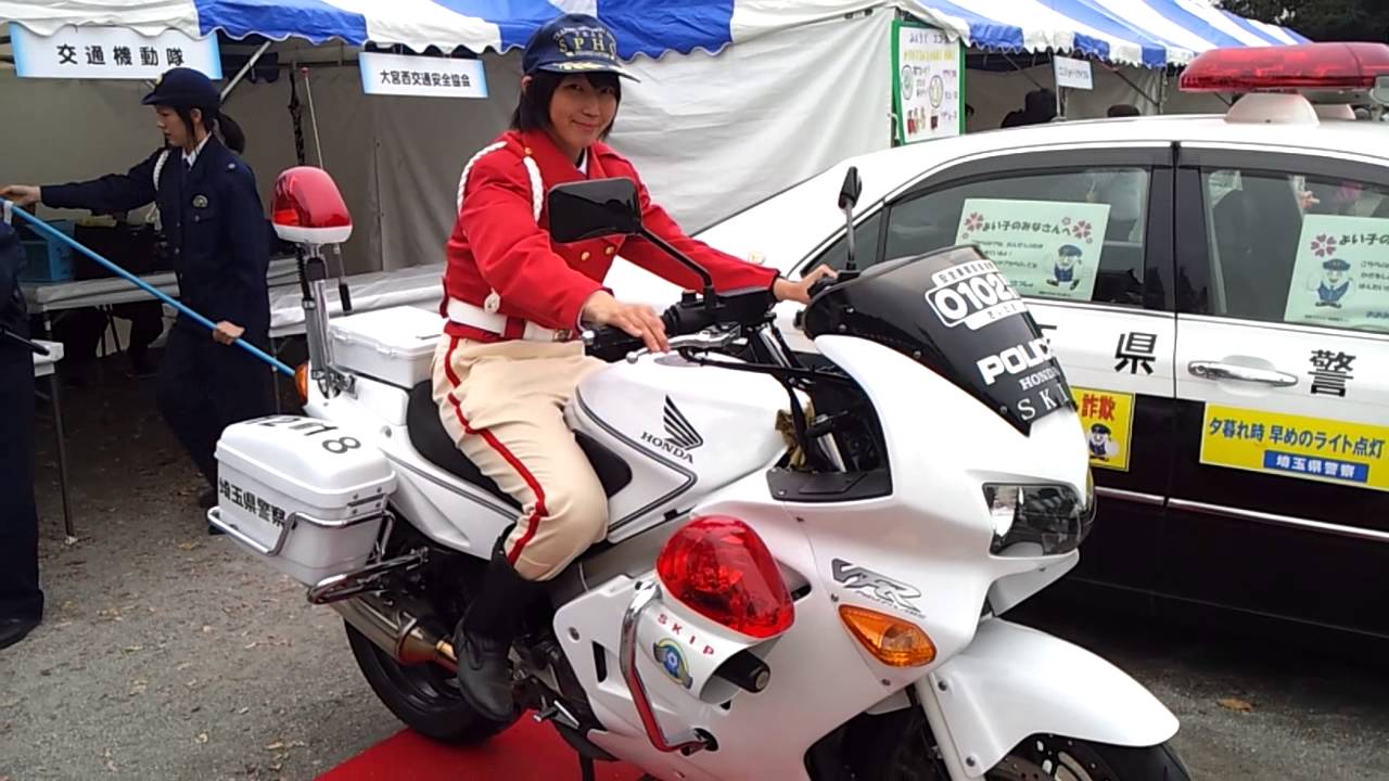 埼玉県警 交通機動 隊 美人白バイ Youtube