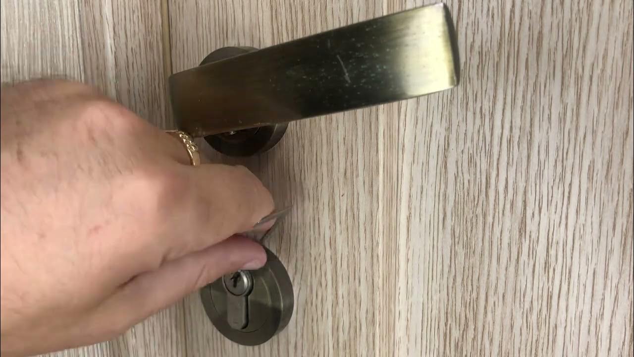 Как открыть межкомнатную дверь если. Как открыть межкомнатную дверь если она захлопнулась. как открыть дверной замок если потерял ключ. открывание межкомнатных дверей если мешает шкаф. как вскрыть межкомнатную дверь с замком 4х гранный ключ.