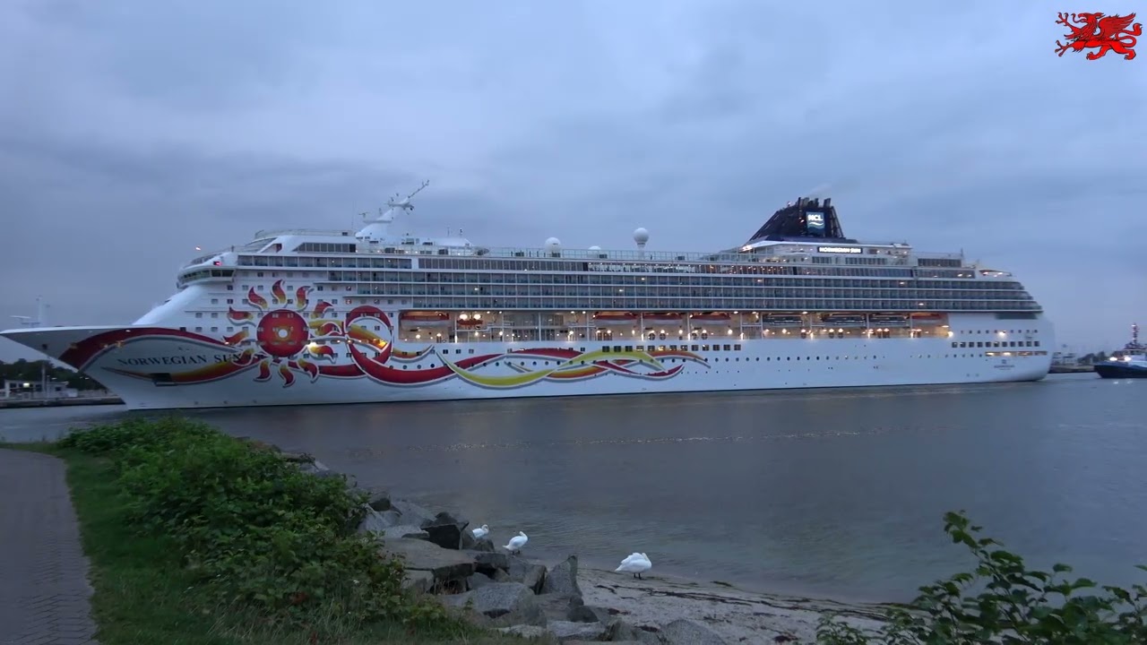20.09.2026 Warnemünde: Das Kreuzfahrtschiff Norwegian Sun um 6:30 Uhr beim Einlaufen am Molenfeuer.