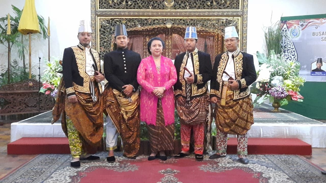 AGUNG NAN GAGAH BERWIBAWA!! INILAH BUSANA ADAT KARATON SURAKARTA HADININGRAT JAMAN DULU!! (FULL)