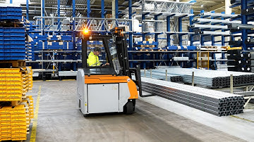 FLUX 30 Multidirectional forklift transports long aluminum profiles | HUBTEX
