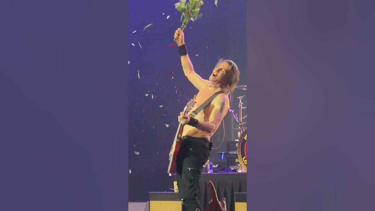 Rick Springfield windmilling roses during Jessie’s Girl May 29, 2025