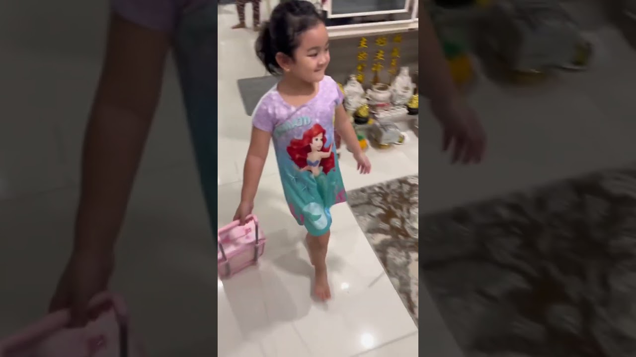 កាដូរទី១ ដែល Bella ប៊ែលទ្បា  Ellie អ៊ែលលី  ស្រែ_ក ផ្អើល ផ្ទះ 😂