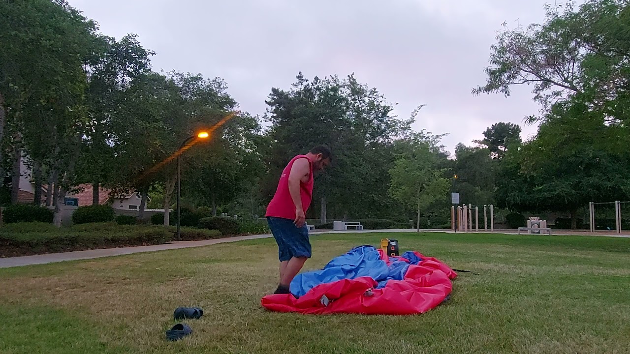learn how to roll a round inflatable foam pit for foam party