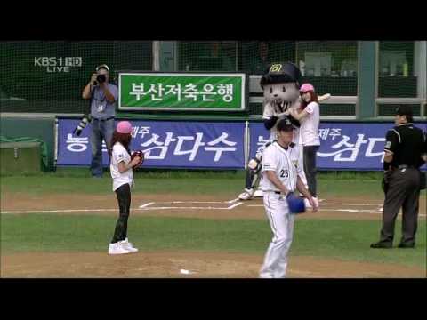 090913 KARA Seung yeon & Ji young first pitch in k...