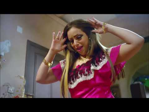 لما تشقط واحدة وتشوف اللي تحت العباية