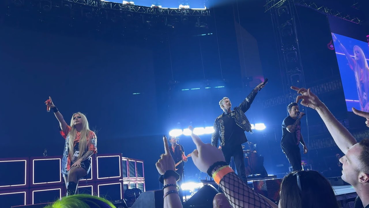 Avril Lavigne ft. Simple Plan + girlfriends: All The Small Things [Live 4K] (Minneapolis 9/12/2024)