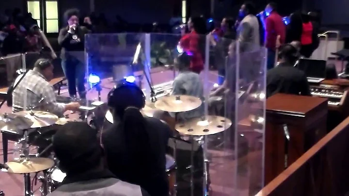James Ousley playing P&W @ Kiki Sheard concert- Wo...