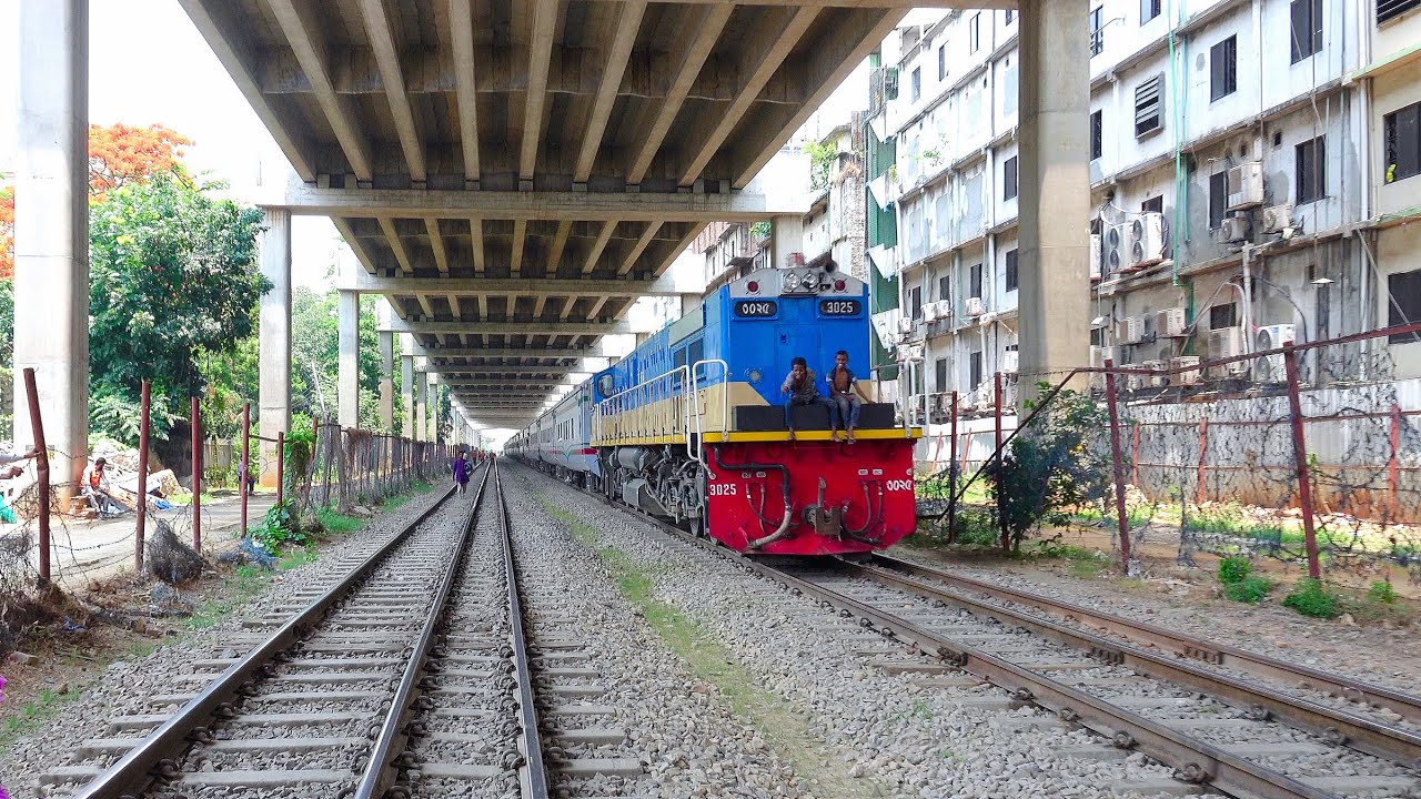 Upakul Express Train going through Soinik Club Rail Gate, Dhaka