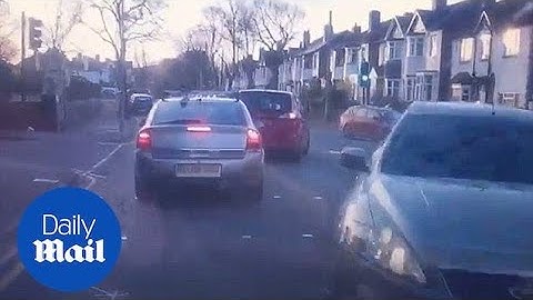 Shocking dash cam video captures head-on car crash into van - Daily Mail