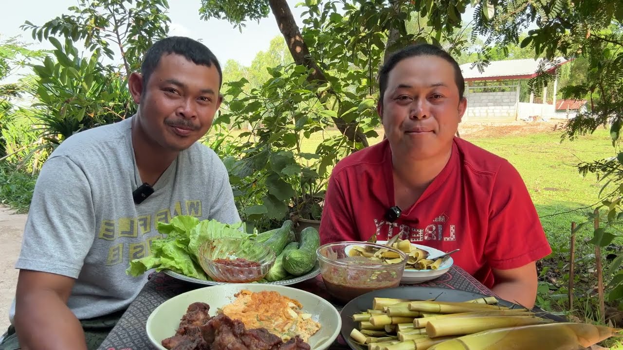 ต้มหน่อไม้จิ่มน้ำพริกกระปิ ไข่เจียวชะอมหมูทอด เมนูที่เข้ากันและลงตัวสุดๆ