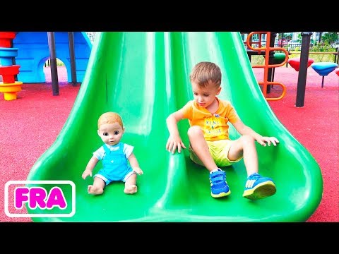 Vlad et Nikita jouent avec les poupées dans le jardin