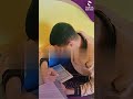 يفتكروه نايم طالب يقرأ القرآن داخل الفصل ورد فعل مفاجئ من معلمته 