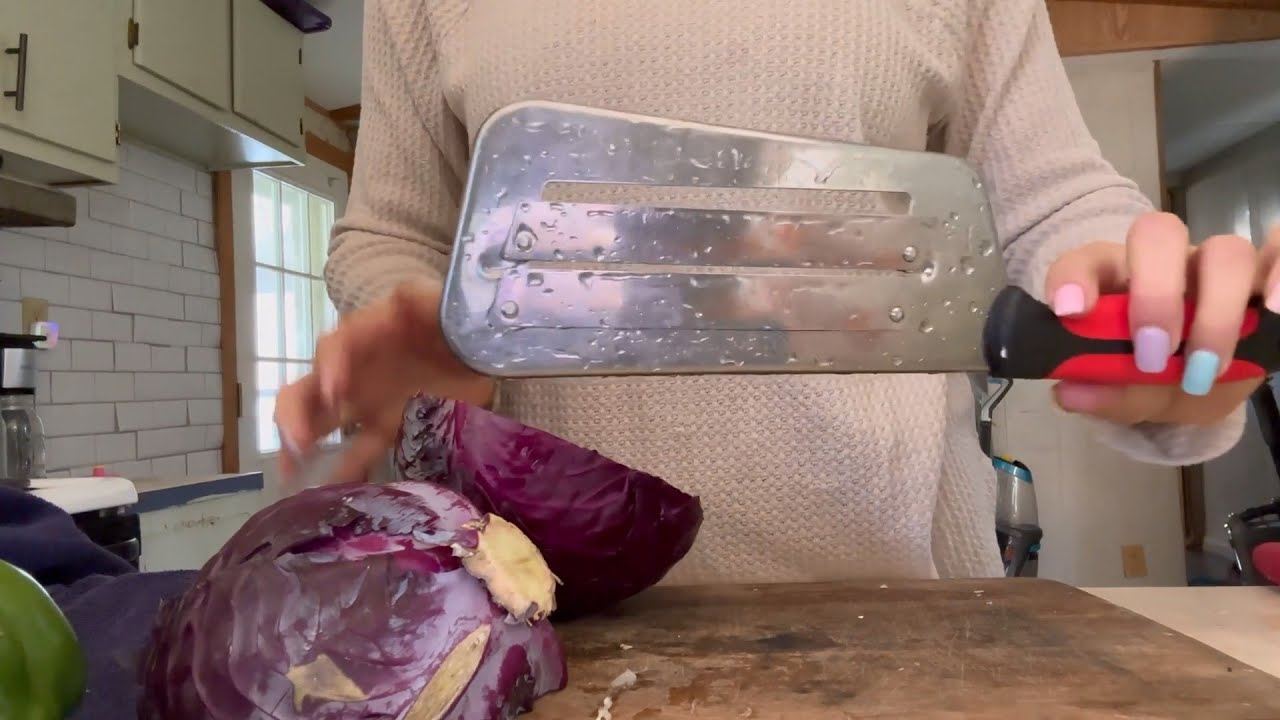 OFXDD Couteau à chou trancheuse – Déchiqueteuse de chou pour salade de  choucroute – Hachoir à chou en acier inoxydable – Coupe-chou avec deux  lames tranchantes, poignée en plastique (rouge) : 