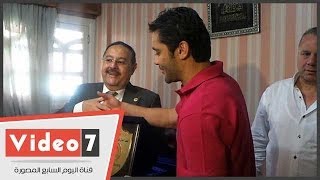 بالفيديو.. معهد الدراسات المتطورة يهدى درعه لأحمد حسن وشوقى غريب