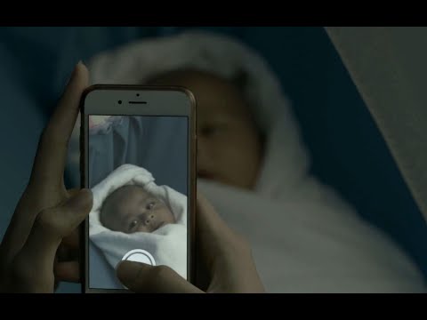 惊悚电影《鬼妻勿语》：父亲用手机给孩子拍照，却发现宝宝不是人