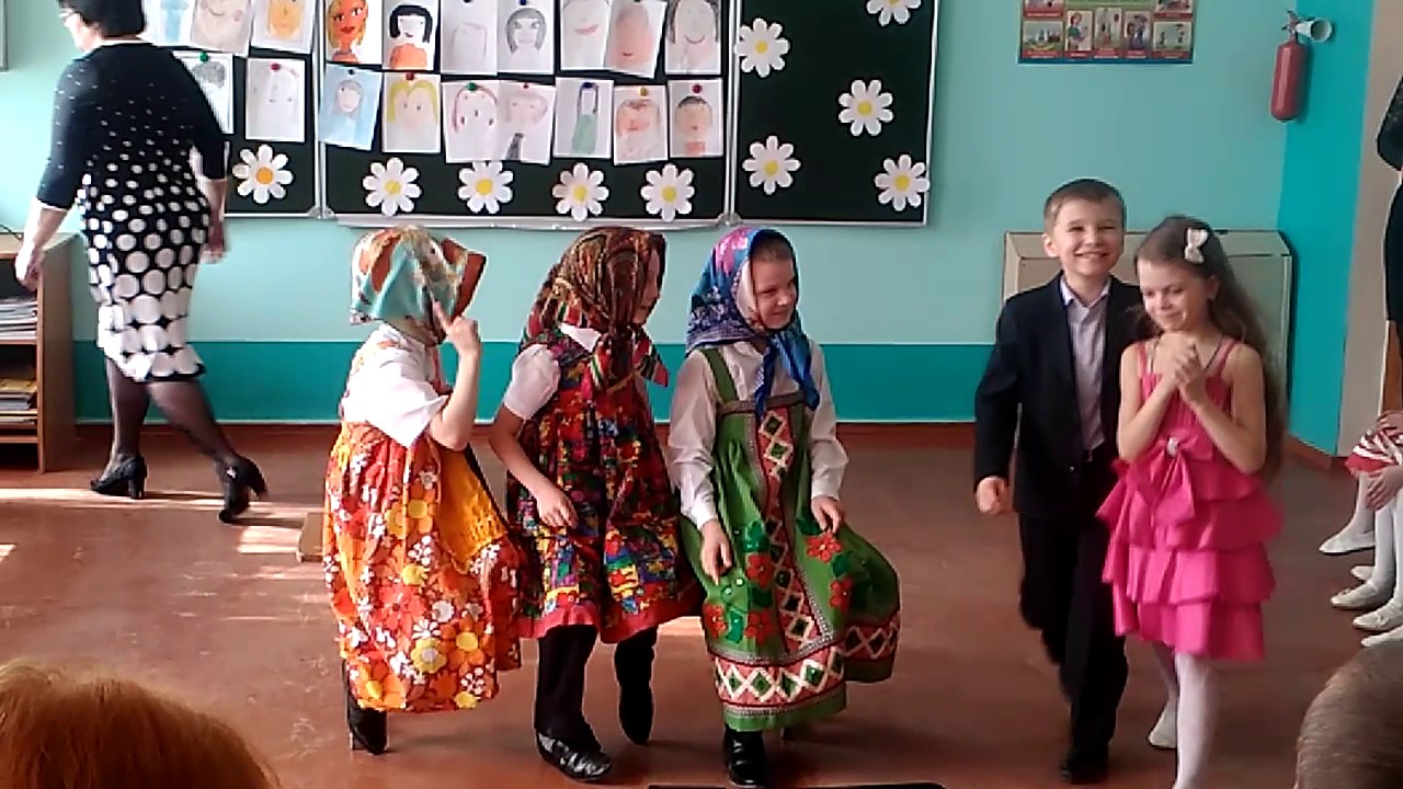 Видео сценка бабушек. Сценка бабушки старушки. Бабушки старушки сценка в детском саду. Атрибутика для сценки бабушка. Видео танец бабушки старушки в ДОУ мальчики 7 лет.