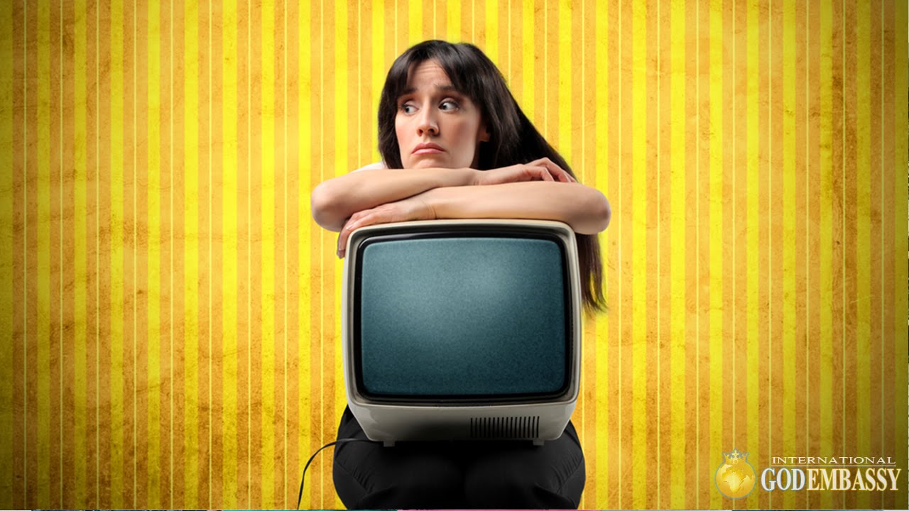 Смотрите ли телевизор. Человек телевизор. Женщина перед телевизором. Человек перед телевизором. Зависимость от телевизора.