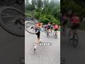 自転車担ぎ男