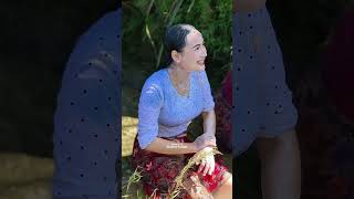 seperti ini tinggal di plosok desa - mandi harus ke sungai #gadisdesa #jandadesa #viral #shorts