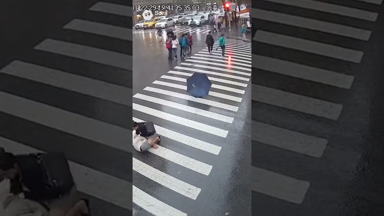 Group of People Almost Hit by Car | CCTV Caught on Camera | 보행자들, 차량에 아슬아슬하게 치일 뻔 |