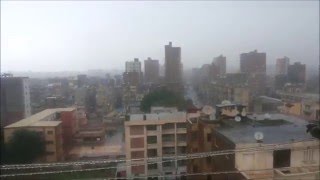برق ورعد مرعب كانفجارات في السماء وأمطار غزيرة جداً في الاسكندرية