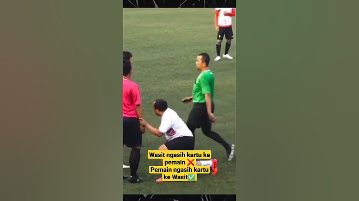Wasit dikeroyok pemain❌  Wasit dikeroyok kartu ✅