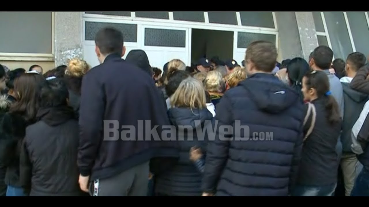 Radhë të gjata në Pallatin e Sportit në Durrës, qytetarja: Dua ndihmë për vajzën e vogël