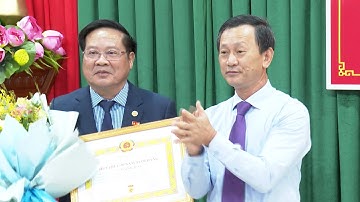 Phó Bí thư Tỉnh ủy, Chủ tịch UBND tỉnh Lê Ngọc Tuấn nhận Huy hiệu 30 năm tuổi Đảng