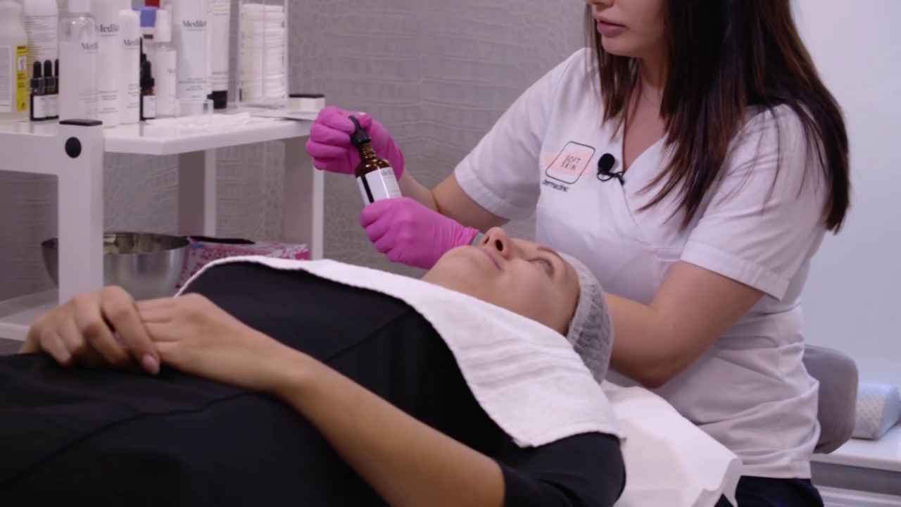 Nowoczesny peeling chemiczny i pielęgnacja twarzy kosmetykami Medik8