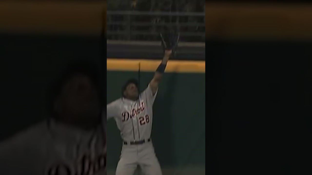 Curtis Granderson robbed a walk-off home run to preserve a shutout for Justin Verlander in 2009 😲