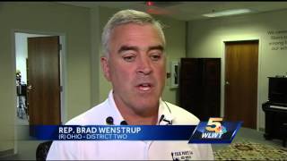 Device uses bionic technology to help wounded veterans Disabled Veteran Controls Bionic Arm With His Feet