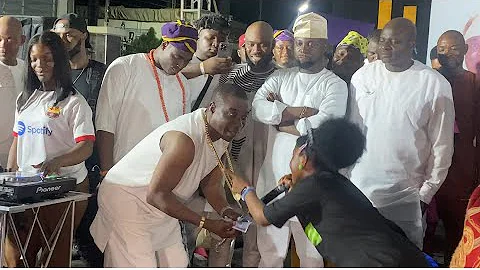 K1 DE ULTIMATE DANCE WITH HIS MUSICIAN DAUGHTER ON STAGE AT HIS CORONATION CEREMONY PARTY