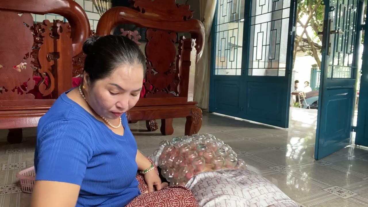 Тетя Там сделала госпоже Фуонг традиционный вьетнамский массаж (гуаша) в провинции Анзянг.