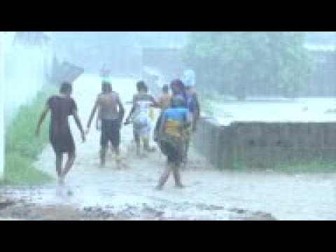 Floodwaters continue to rise in Mozambique town