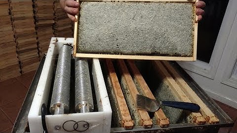 🔵Honey Harvesting!! - Simply Harmony Farms Uncapper and uncapping fork!