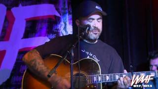 Aaron Lewis performs Vicious Circles (acoustic)