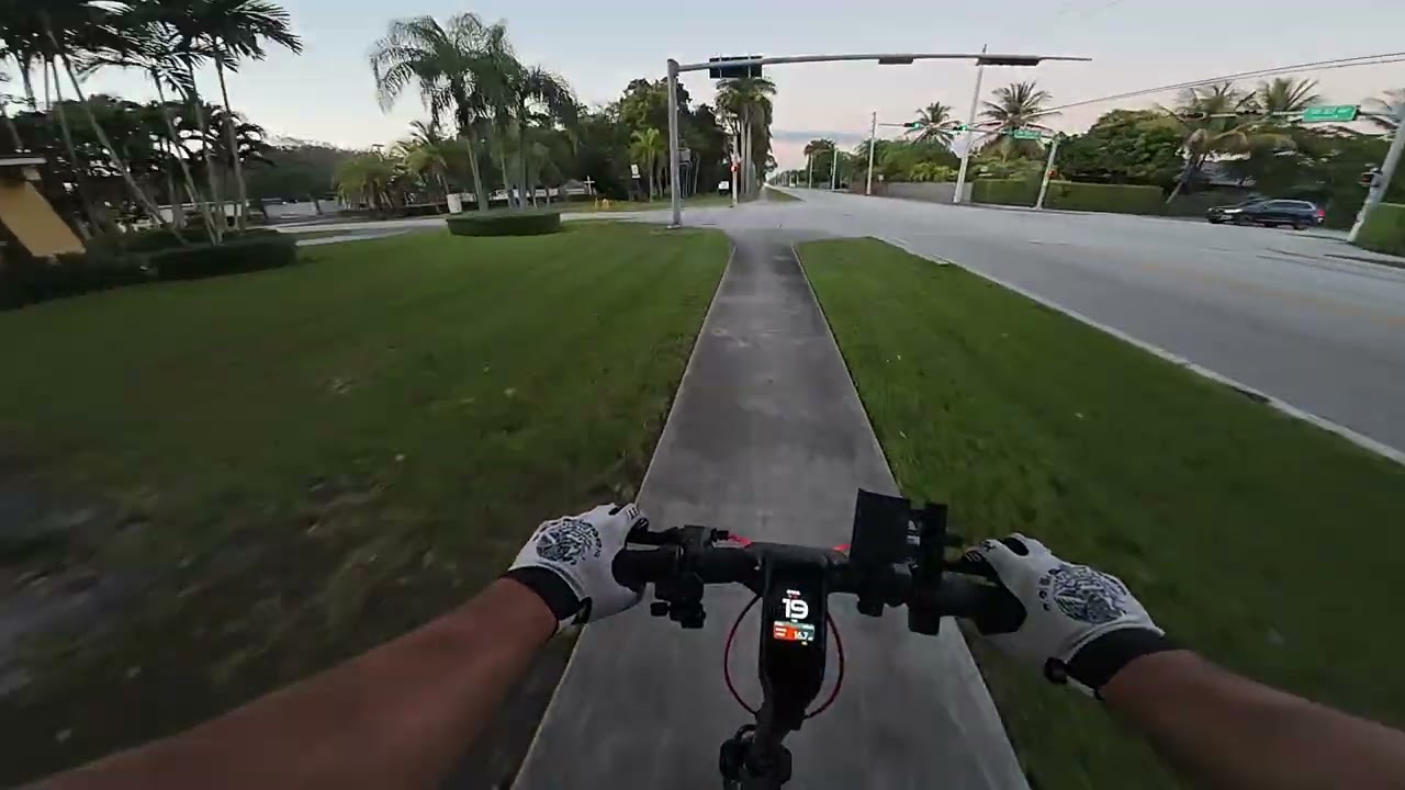 🌴 Segway Max G3 electrical scooter ripping through sidewalks and streets in Miami, FL 