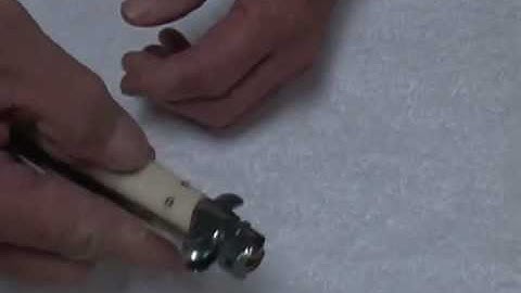 How to close a stiletto Italian switchblade